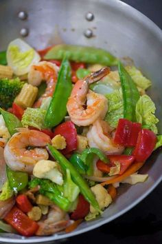 a stir fry with shrimp, broccoli and peppers