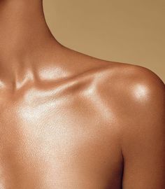 Skin Tone Photography, Shiny Skin Aesthetic, Skin Photography Aesthetic, Body Shimmer Aesthetic, Skin Aesthetic Photography, Bronzed Skin, Moisturizer For Combination Skin, Caramel Skin, Golden Skin