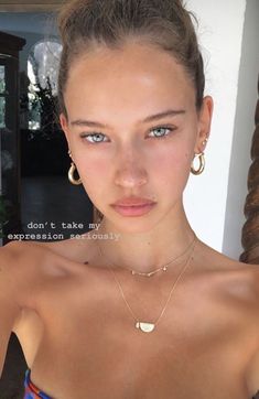 Isabelle Mathers No Makeup, Turmeric Body Butter, Isabella Mathers, Clean Girl Makeup Look, Clean Girl Look, Glowy Makeup Look, Dewy Face, Brunette Bombshell, Turmeric Scrub