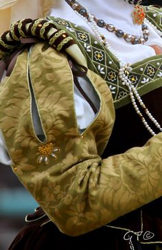 Lady Jane Howard, sleeve detail Tudor Sleeves, Medieval Details, Elizabethan Dress, Elizabethan Fashion, 16th Century Fashion, Tudor Dress, Tudor Fashion, Tudor Costumes, Sca Garb