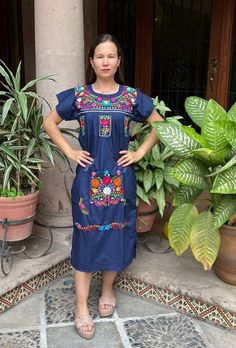 Este hermoso vestido es el estilo perfecto para agregar a tu guardarropa. Puedes usarlo para una fiesta o para cualquier ocasión. Es cómodo, confeccionado en Popelín (65% algodón 35% poliéster) y lleno de preciosas flores bordadas a mano. Cada vestido tiene un bordado único. Hacemos envíos a cualquier parte del mundo, desde Tepic, Nayarit, mx. Hecho por artesanos de Oaxaca, Mx Recomendamos lavar a mano con agua fría, tierna a la sombra, para conservar mejor el color original. Multicolor Cotton Dress For Cinco De Mayo, Traditional Cotton Embroidered Fiesta Dress, Multicolor Embroidered Dress For Cinco De Mayo Festival, Traditional Embroidered Cotton Dress For Fiesta, Traditional Cotton Embroidered Dress For Fiesta, Traditional Blue Fiesta Dress, Cinco De Mayo Fiesta Dress With Multicolor Embroidery, Traditional Dress For Fiesta And Cinco De Mayo, Bohemian Cotton Dress For Fiesta