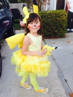 Pikachu | 32 Parents Who Totally Nailed It On Halloween Diy Halloween Girls, Diy Halloween Costumes For Girls, Sibling Halloween Costumes