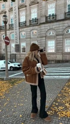 flared_leggings_outfit (6) Uggs Outfits, Look Legging, Skandinavian Fashion, Uggs Outfit, فستان سهرة, Looks Street Style, Cold Weather Outfits, Winter Mode, Mode Inspo