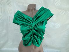 90s Vintage Womens Dressy Green Satin Crop Top/Tank Top. Size M. Top in excellent vintage condition. Bust 90cm (35.4 inches), top length 40cm (15.7 inches). Retro Sleeveless Party Top, Vintage Spring Tank Top For Party, Green Sleeveless Evening Tops, Retro Green Top For Party, Green Retro Party Tops, Satin Crop Top, Top Tank, Green Satin, 90s Vintage