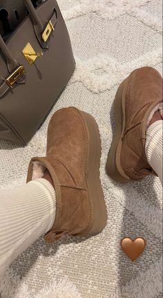 brown ugg, classic ugg, mini ugg, fall ugg trend, ugg aesthetic, fall aesthetic, platform boot, platform ugg Ugg Trend, Sneaker Plug, Ugg Mini, Uggs Outfit, Aesthetic Shoes, Swag Shoes, Classic Boots