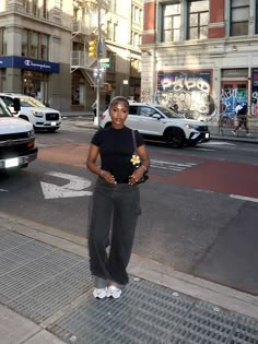 Basic Outfits With Accessories, Turn Up Jeans Outfit, New York Outfits Black Women, Bowling Outfit Black Women, Streetwear Fashion Women Casual, Football Game Outfit Black Women, Chic Black Women, Toronto Outfits, Normcore Aesthetic