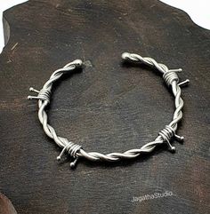 Simple solid barbwire, braid adjustable bangle bracelet. A beautiful design with soft ends for a sleek look. It can be use for any occasion. Adjustable, it will fit any size. Aprox width of the braid 0.4 cm. Handmade high quality jewelry brass nickel free. LINK Please follow the link to view my shop for other beautiful pieces. https://www.etsy.com/uk/shop/JagathaStudio Adjustable Braided Bangle Jewelry, Adjustable Metal Braided Bangle Bracelet, Braid Cuffs, Wedding Bangles, Gold Chic, Adjustable Bangle Bracelet, Boho Jewellery, Knot Bracelet, Jewellery Silver