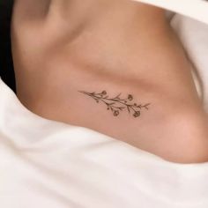 Tattoo Design For Collar Bone, Flower Tattoo On Collarbone, Minimal Flower Tattoos For Women, Fine Line Flower Tattoo Collarbone, Flower Tattoo Clavicle, Clavical Tattoos Women Floral, Under Clavicle Tattoo, Clavicle Flower Tattoo, Tattoo On Clavicle For Women