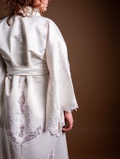 Deze kimono is beschikbaar bij het Verspil Me Niet Centrum in Lelystad.  Een forever bruidsjurk: Omarm een nieuw modetijdperk met de circulaire ontwerpfilosofie van La Femme Qui Rit. Elke kimono is zorgvuldig met de hand gemaakt van bestaande en oude trouwjurken. La Femme Qui Rit tovert bruidsjurken om tot prachtige bruidskimono's. Bijdragen aan verminderen van kledingafval: Deze kimono's bieden een scala aan liefdesverhalen van vrouwen die hun eigen speciale momenten hebben gevierd waarbij je w White Lace Wedding Kimono, White Bohemian Silk Kimono, White Long Sleeve Kimono With Lace Trim, White Long One-size Kimono, Luxury White Maxi-length Kimono, Bridal Kimono, Womens Robes, Etsy Uk