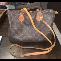 - 100% Authentic - Perfect For Repurposing Or Reclaiming - Crossbody Strap Included - All Wear And Tear Shown (Lost Lock On Zipper) Louis Vuitton Handbag, Bags Louis Vuitton, Louis Vuitton Brown, Louis Vuitton Bags, Louis Vuitton Bag Neverfull, Louis Vuitton Speedy Bag, Vuitton Handbags, Louis Vuitton Handbags, Crossbody Strap