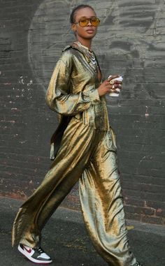 Miami Fashion Outfits, High Low Shirt, Cozy Pants, Quoi Porter, Gold Fabric, Tall Women, Looks Style, Mode Inspiration, Pull On Pants