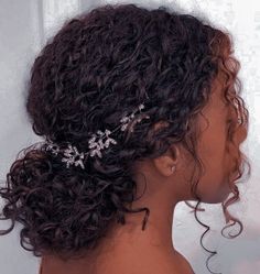 Biracial Formal Hairstyles, Curly Bridesmaid Hairstyles Black Women, Bridgerton Hairstyles Curly, Bridal Hair Curly Natural, Curly Princess Hairstyles, Bride Natural Hairstyles, Curly Prom Hairstyles Black Women, Black Princess Hairstyles, Formal Short Curly Hairstyles