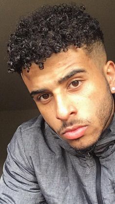 Short Curly Hair Men Black Curls, Types Of Fade Haircut, V Shaped Haircut, Fade Haircut Curly Hair, Curly Afro Hair, Fade Hair, Gents Hair Style