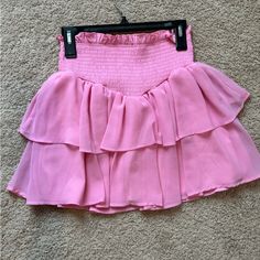 Never Worn Spring Lined Solid Mini Skirt, Spring Solid Skirt With Ruffles, Solid Color Skirt With Ruffles For Spring, Spring Skirt With Ruffles, Spring Ruffled Skort In Solid Color, Ruffled Skort For Spring, Chic Solid Mini Skirt For Spring, Spring Ruffled Skort, Stretch Spring Mini Skirt