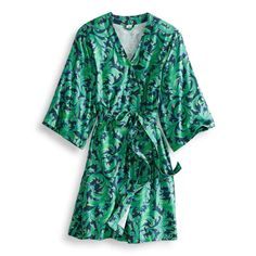 Experience the epitome of comfort and relaxation with our soft Woven Robe – the perfect way to unwind after a long day or start your morning in style. Whether you're curling up with a book, enjoying your morning coffee or pampering yourself with a spa day at home, our robe provides the ultimate comfort experience. Vera Bradley Wicked Woven Robe in Positively Green & Sea Moss Large/Extra Large Robe Women, Fleece Patterns, Spa Day At Home, Backpack Lunch Bag, Duffel Bag Backpack, Sea Moss, Green Sea, Stocking Stuffer Gifts, Toiletry Bag Travel