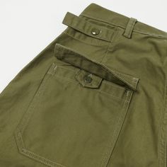 These USAF utility trousers are a fresh, and versatile offering from a brand with a constant eye on military authenticity. This beautifully deep navy colourway is combined with a high rise and a loose fitting leg for superb comfort and freedom of movement. Two large and two small patch pockets adorn the front of these trousers, and two on the back make these trousers incredibly convenient for storage on the go. Waist adjuster tabs have been added along with the belt loops for convenience of fit, Pant Pocket Design, Trending Pants, Utility Trousers, Workwear Vintage, Military Pants, Trouser Pocket, Garment Pattern, Pants Details, Men Trousers