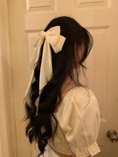 Black White Hair, Mackenzie Foy, White Hair Bows, Bow Hairstyle, Ribbon Hairstyle, Wattpad Covers, Hair Ribbon, Academia Aesthetic, Wide Pants