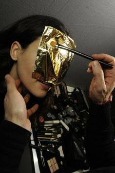 Backstage at Simone Rocha RTW Fall 2014 [Photo by Giovanni Giannoni] Gold Leaf Makeup, Foil Makeup, Leaf Makeup, Backstage Makeup, Goddess Aesthetic, Boiler Room, Mac Studio, Magic Castle, Gold Face