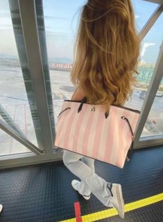 2014 School Aesthetic, Victoria Secret Travel Bag, Victoria Secret Aesthetic Outfits, Tumbler Aesthetic, Super Rich Kids, Vs Models, Pastel Outfit