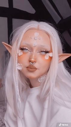 Sfx Fairy Makeup, Fairy Cosplay Aesthetic, Cute Elf Makeup, White Elf Makeup, Elf Aesthetic Makeup, Elf Outfit Women, Makeup Halloween Ideas Creative, Elf Aesthetic Outfit, Fairy Elf Makeup