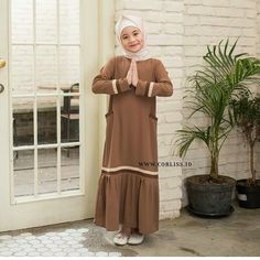 Dress Muslim Modern, Simple Hijab, Dress Muslim, Abaya Designs, Muslim Fashion Outfits, Mehndi Designs For Hands