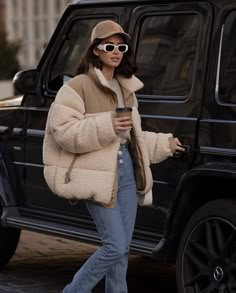 Cream Sherpa Jacket Outfit, Northface Jacket Outfits, Northface Outfit, The North Face Outfit, Teddy Puffer Jacket, Sherpa Jacket Outfit, Street Style Wear