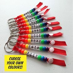 there are many different colored markers on the keychain for each individual to choose from