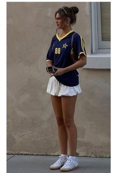 Casual It Girl Outfits, Soccer Game Fits Women, 90s New York Fashion Street Styles, Summer Outfits Layers, Y Shirt Outfit, Los Angeles Street Style 2024, Vintage Football Shirts Outfit, Basketball Game Outfit Women Jersey, Hiphop Aesthetic Outfit