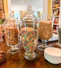 there are many different types of cereal in glass containers