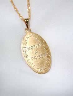 A large oval shaped St. Christopher medal hangs from delicate twisted rope chain. Pendant has a nice weight with incredible detail on both sides, that reads "Saint Christopher Protect Us" on the front and "I am a Catholic, in case of an accident, notify a priest" on the back. Shown worn at 18". • tarnish resistant rhodium silver filled/14k gold filled• pendant: 14x23mm (9/16" x 15/16")• 45.7cm (18") plus 2" extender chain• handmade in Toronto, Canada Medal Jewelry, St Christopher Necklace, St Christopher Medal, St Christopher, Catholic Medals, Saint Christopher, Miraculous Medal, Jewelry Card, Rope Necklace