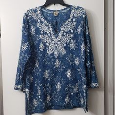 House Of Jaipur Blue & White Embroidered Tunic Nwt Size L Brand New With Tags. Good Condition As There Are A Few Loose Threads That Need To Snipped. From House Of Jaipur "House Of Jaipur Prides Itself As Being One Of The Few Showrooms In The Caribbean That Embrace The Fusion Of Eastern And Western Culture And Celebrate The Influence Of The Eastern Traditions Into The Caribbean Lifestyle! They Offer A Collection Of Ethnic & Resort Wear And Home Decor." Measurements Laid Flat Pit To Pit Is Approxi Casual Blue Blouse With Chikankari Embroidery, Traditional Blue Blouse For Vacation, Jaipur House, Caribbean Lifestyle, Dark Red Blouse, Elephant Shirt, Metallic Blouses, Western Culture, Cotton Tunic