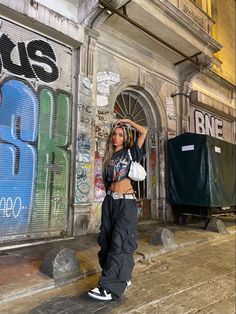 Rate This Cargo Pants Outfits From ⭐1~10. SAVE & FOLLOW i will update everyweek. Hip Hop Girl Outfits, Baggy Streetwear Women, Juice Aesthetic, Princess Pilates, Wellness Girl, Baggy Pants Outfit, Pilates Girl, Streetwear Photoshoot, Pilates Aesthetic