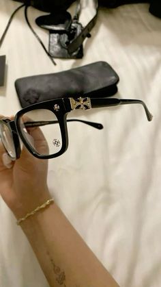 @yumevck ig #icon Heart Glasses, Cute Glasses, Stylish Glasses, Girly Accessories, Mode Inspo