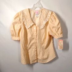 Vintage - Joni Girl - Peach Colored - Button Up Top - Girls Size Large - Nwt -. Chest 15" - Length 20" - Has Floral Print And Still Has Tags On It Any Questions Feel Free To Ask Reasonable Offers Considered Thanks And Have A Nice Day Cute Peter Pan Collar Top For Spring, Cute Cream Cotton Blouse, Cute Yellow Spring Blouse, Cream Cotton Blouse Cute Style, Cute Yellow Fitted Blouse, Cute Tops For Daywear, Vintage Peach Tops For Spring, Cute Cream Blouse For Spring, Cute Cream Spring Blouse