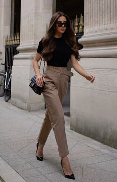 Dress Business Casual, Business Casual Outfit, Dress Code Casual, Smart Casual Work Outfit, Dress Business, Work Wear Outfits, Office Outfits Women, High Fashion Outfits, Skirt And Sneakers