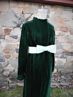 "BEAUTIFUL Vtg 1970's Green Velvet Maxi Misses Formal Full Length Dress with Mint Green Sash and Bow sz XS This is a lovely vintage 1970's full length maxi dress. There is paper tag here which says size 6 however by todays standards it is a Misses size being very petite. The dress is comprised of a lovely deep green velvet. The high neckline and cuffs of the sleeves are embellished with a rushed trim which is lovely. There is a large sash in a mint green satin with a large bow at the front. Ther Green Vintage Winter Dress, Vintage Green Winter Dresses, Green Vintage Dress For Fall, Retro Long Sleeve Costume Dress, Vintage Winter Costume Dresses, Vintage Long Sleeve Green Dress, Retro Dresses For Vintage Events In Fall, Retro Fall Dresses For Vintage Events, Vintage Dresses For Costume Spring Festival