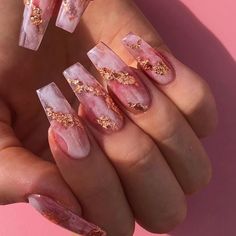 Marble Manicure, Essence Nails, Rose Gold Nails Acrylic, Marble Nail Design, Rose Quartz Nails, Texas Spring, Gold Acrylic Nails, Marble Nail Designs, Marble Nail