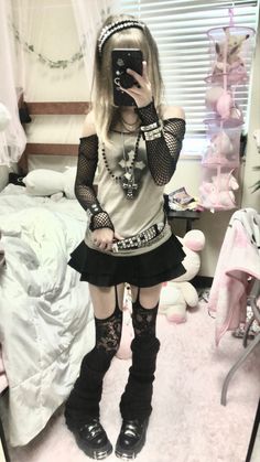 Causal Emo Outfits, Emo Gyaru Fashion, Gothic Gyaru Fashion, Goth Gyaru Fashion, Scene Grunge Outfits, Rokku Gyaru Aesthetic, Emo Outfit Inspiration, Alt Fashion Inspo Outfits, Y2k Gyaru Outfits