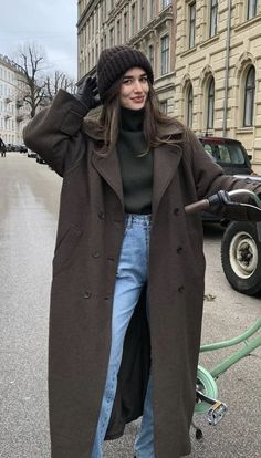 Black Car Coat Outfit, Aritzia Wool Coat Outfit, Korean Long Coat Outfit, Slouch Coat Outfit, Italian Winter Outfits, Car Coat Outfit, Long Wool Coat Outfit, Aritzia Wool Coat, Business Lady Outfits