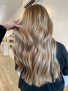 Brown Gloss On Blonde Hair, Low Maintenance Dimensional Blonde, Dirty Blonde Hair Inspo Color, Root Smudge With Highlights, Warm Honey Blonde Highlights, Honey Blonde Hair Dark Roots, Super Light Brown Hair, Honey Bronde Balayage Brunettes, Warm Dark Blonde Hair