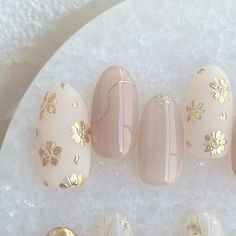 Nail References, Nails With Gold Detailing, Beige With Gold Nails, Gold And Flower Nails, Nail Art With Gold, Cream Nails With Gold, Wedding Floral Nails, Nail Art Cream, Muted Gold Nails