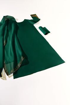 Green Organza Anarkali Set With Traditional Drape, Green Silk Salwar Kameez For Formal Occasions, Unstitched Green Organza Kurta, Green Organza Sets With Dupatta, Party Kurta With Cutdana On Organza, Party Organza Kurta With Cutdana, Party Kurta In Organza With Cutdana Detailing, Green Organza Kurta With Dupatta, Green Unstitched Anarkali Set For Party