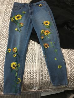 Jeans Painting Flowers, Jeans Painting Ideas Aesthetic, Custom Jeans Diy, Clothes Embroidery Diy, Hand Painted Clothing