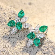 Material: S925 silver, lab created emerald Main stone：6.17ct