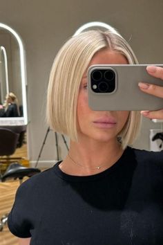 Stylish Italian Bob On Straight Blonde Hair Italian Bob, Platinum Blonde Hair Color, Chic Short Hair, Hair Blond, Blonde Bob Hairstyles, Straight Blonde Hair, Light Blonde Hair, Platinum Blonde Hair, Short Blonde Hair