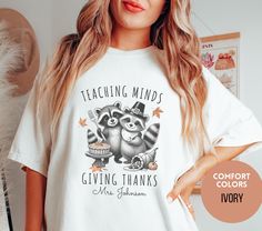 Your classroom of students will find these cute Pilgrim raccoons adorable and festive for the Thanksgiving celebration! Makes the perfect shirt for the Thanksgiving party. UNISEX T-SHIRTS - Comfortable relaxed fit. True to size. - Size up for an oversized look. - High quality print >Comfort Colors - 100% cotton >Bella Canvas Solid colors - airlume combed cotton >Bella Canvas Heather colors - cotton polyester blend >Boyfriend Tee - 100% cotton >Gildan Sweatshirt - cotton polyester blend PRODUCTIO Thanksgiving Tshirts, Teachers Thanksgiving, Thanksgiving Sweatshirt, Gildan Sweatshirt, Thanksgiving Party, Thanksgiving Celebration, Thanksgiving Shirt, Funny Thanksgiving, Gildan Sweatshirts