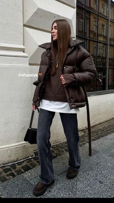 Brown Puffer Jacket Outfit, Brown Jacket Outfit, Spain Outfit, Brown Puffer Jacket, Puffer Jacket Outfit, Comfy Outfits Winter, Brown Puffer, Winter Fashion Outfits Casual