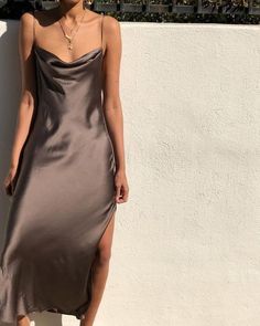 Brown Slip Dress, Cooler Style, Robes Vintage, Look Vintage, Guest Outfit, Outfit Casual, Looks Vintage, Look Chic, Fancy Dresses