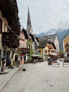 Small town by the lake, beautiful historic buildings and a mountain in the background. Austria Autumn, German Aesthetic, Euro Winter, Austria Salzburg, Hallstatt Austria, Alpine Village, Europe Aesthetic, Salzburg Austria, Salzburg