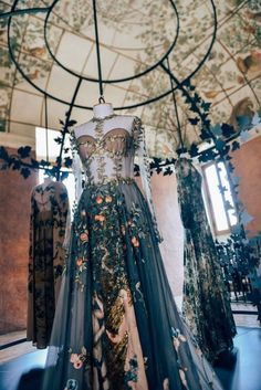 “VALENTINO, HAUTE COUTURE SPRING 2014” Prom Elegant, Mode Retro, Valentino Haute Couture, Valentino Couture, Chique Outfits, Gowns Prom, Fantasy Gowns, Gowns Wedding, Fairytale Dress